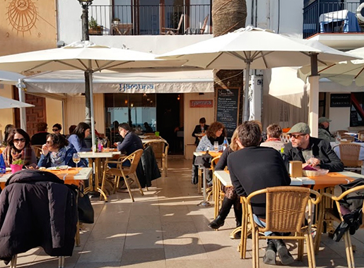Yamuna Sitges terraza