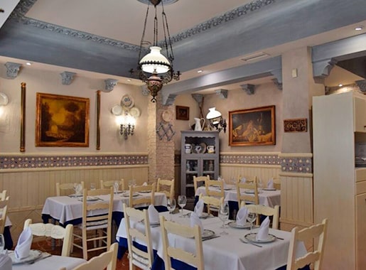 uranis andaluces L3 mesas y sillas blancas