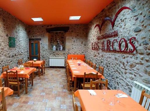 uranis arcos L1 salon principal decoracion en piedra