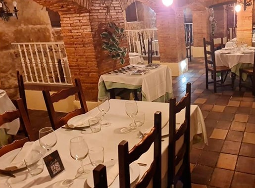 uranis asador L4 comedor columnas piedra