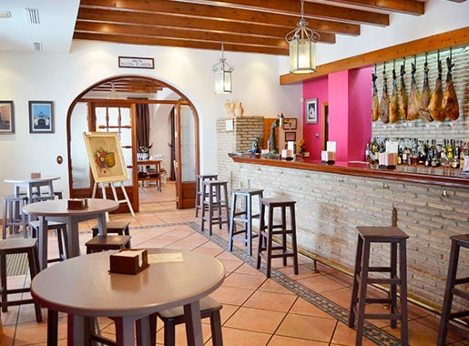 uranis bar jamon L1 barra con surtidos de jamon