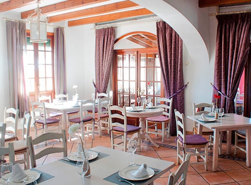 uranis bar jamon L2 mesas blancas estilo antiguio