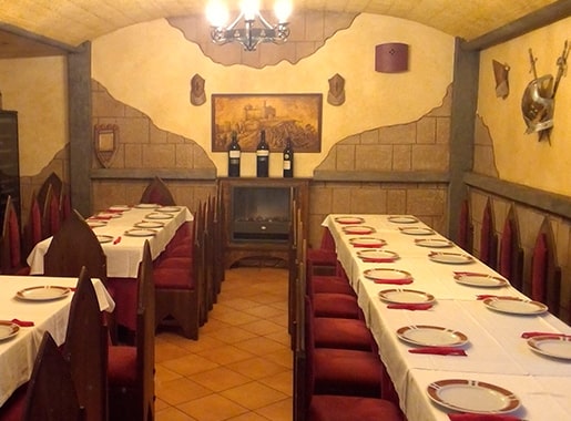 uranis fortaleza L2 salon con chiminea medieval