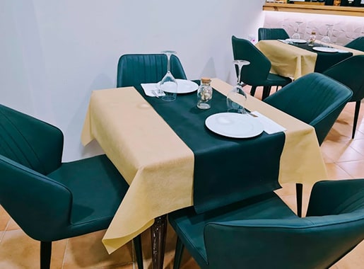 uranis nur bar L2 mesas con sillas