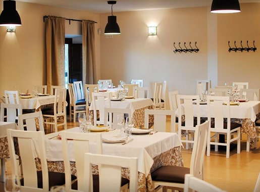 uranis palique L1 comedor con mesas blancas