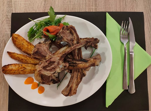 uranis restaurant cami c1 costillas con ensalada