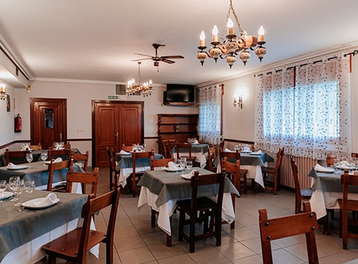 uranis roda L2 salon grande madera oscura