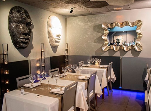 uranis sumaq L3 salon con espejo y decoracion moderna