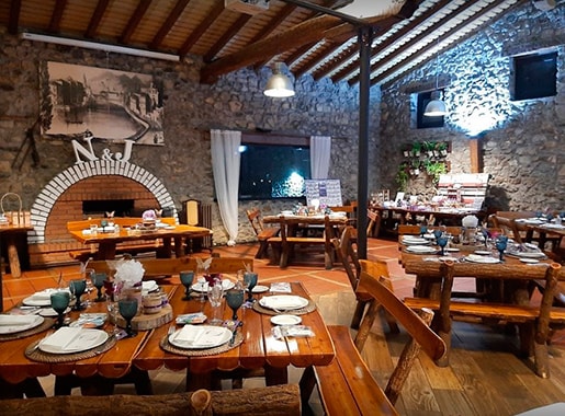 urante asadorarraiz L3 comedor con chimenea