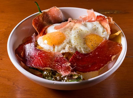 urante exquisita beicon con huevo y huevo