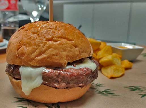 urante gastro espacio c1 hamburguesa con patatas