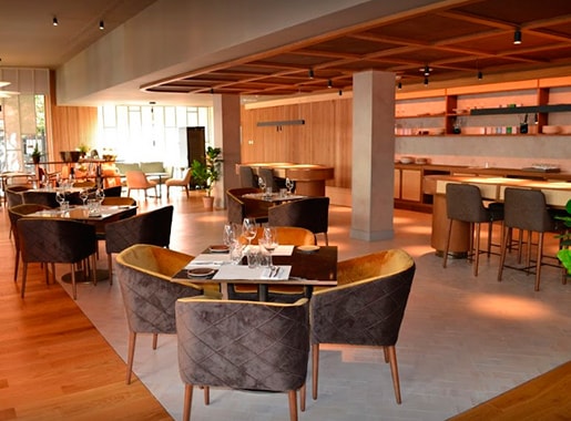 urante talcual L2 mesas con butacas