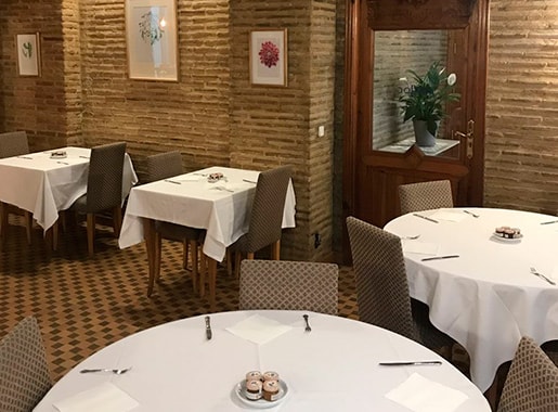 urante visantica la roja L2 salon mesas dobles