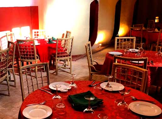 urante_Bodega_Narciso_Figueroa_L2_mesas_rojas