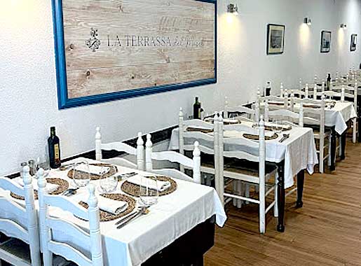 urante_La_Terrassa_del_Maset_Vilanova_L1_mesas_blancas