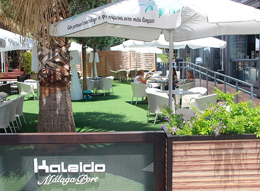 urantes Kaleido L3 terraza con mesas blancas